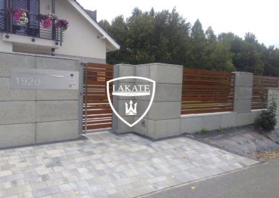 Moderner Zaun aus Aluminium in Holzoptik